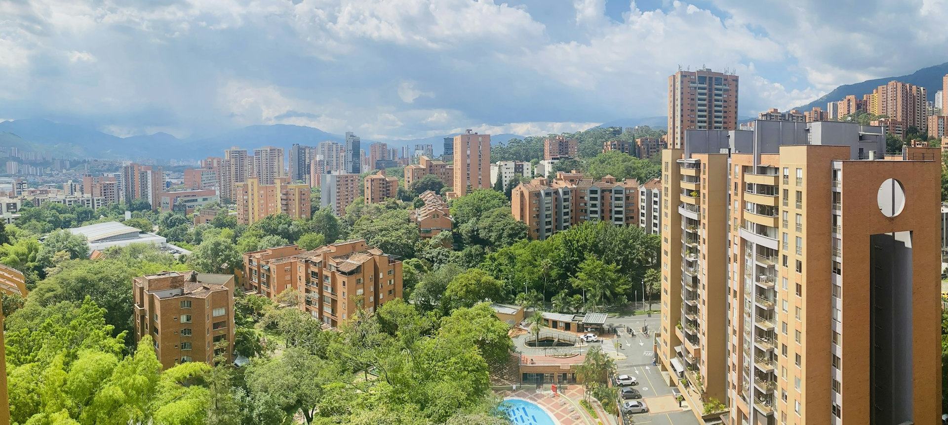Panorámica de conjuntos residenciales en el Valle de Aburrá